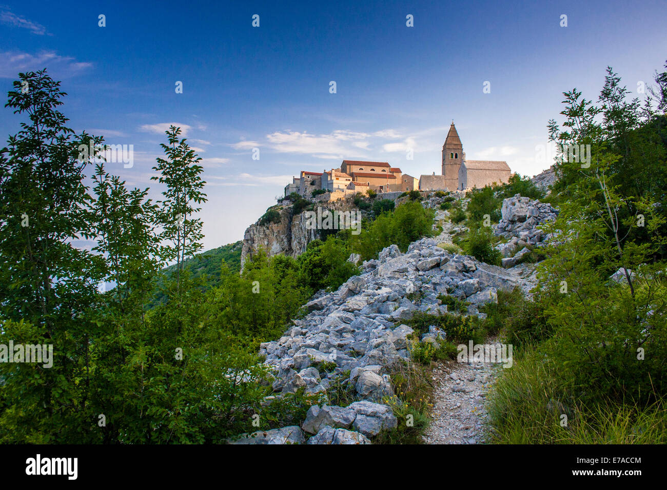 Lubenice, ancien fort ville sur l'île de Cres, Croatie. Banque D'Images