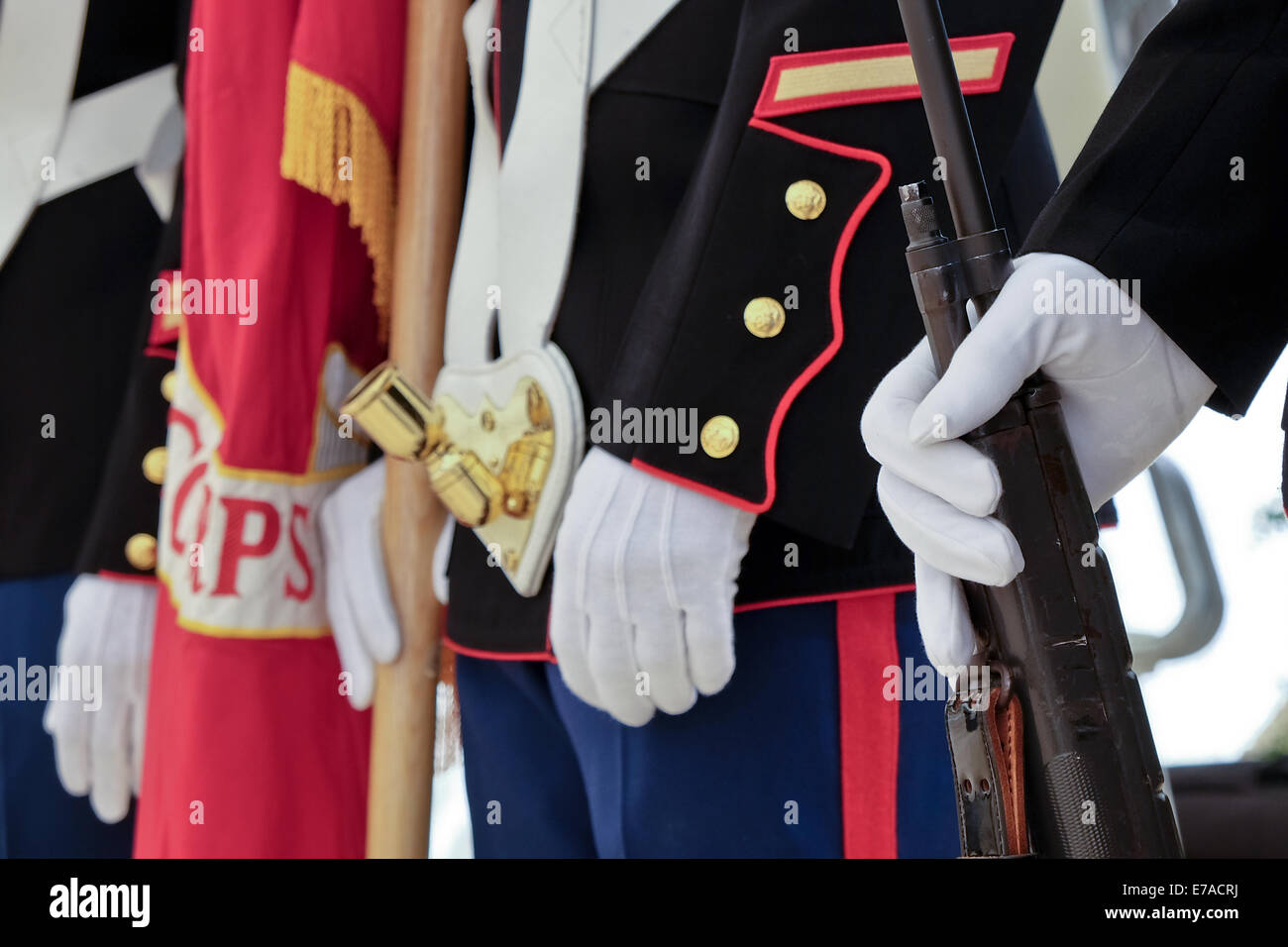 Jérusalem. 11 Septembre, 2014. Les Marines américains de participer à une cérémonie comme Israël commémore le souvenir des victimes de l'attaque terroriste du 11 septembre lors d'une cérémonie à la '9/11 mémorial vivant'. Le monument, conçu par l'artiste israélien Eliezer, Weishoff est façonné comme un drapeau américain dans le vent et se transformer en feu. Credit : Alon Nir/Alamy Live News Banque D'Images