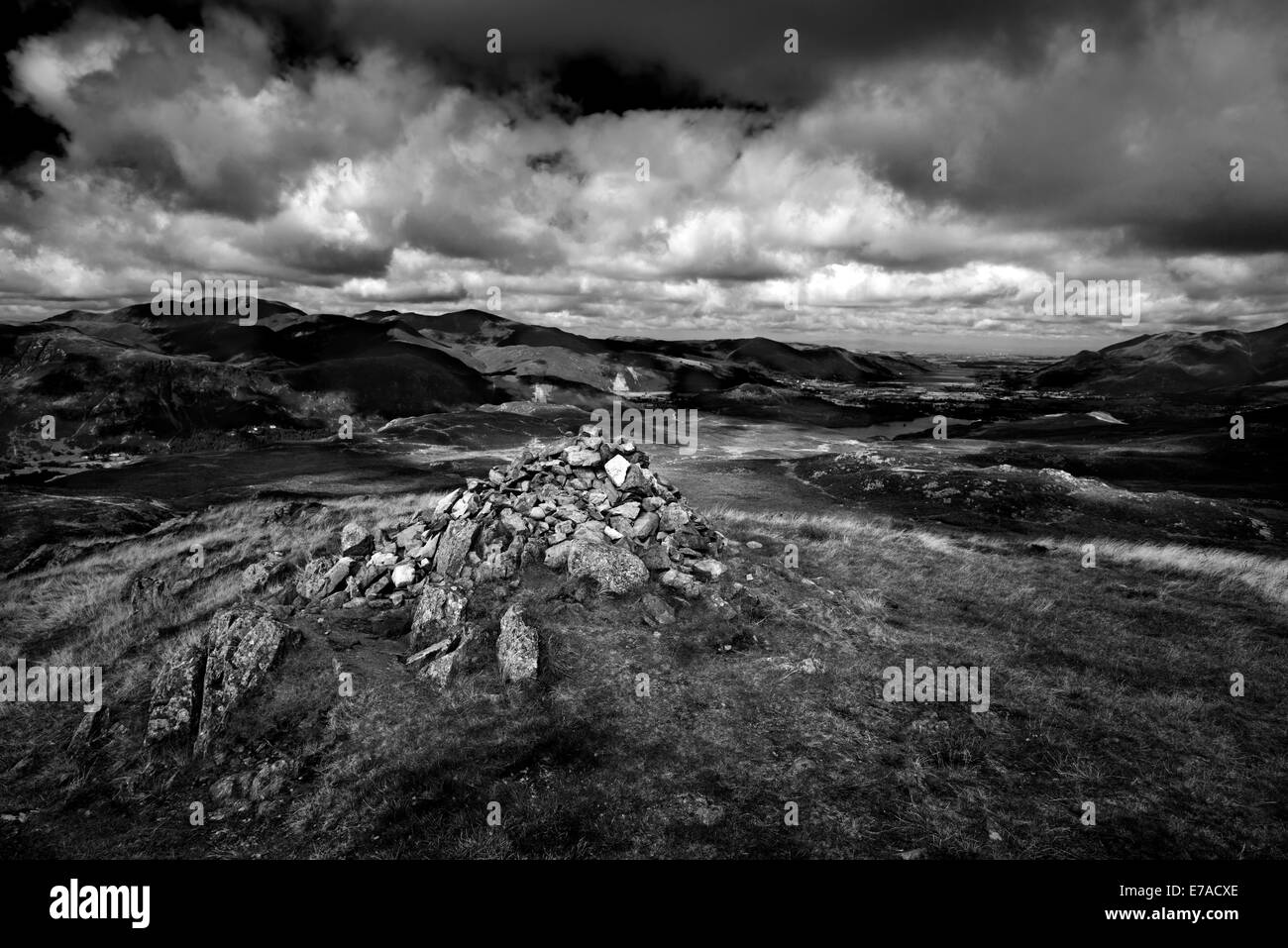 Siège haut sommet ; Lake District vue paysage vers Skiddaw, Catbells Derwentwater, Ridge et le Newlands Horseshoe. Banque D'Images