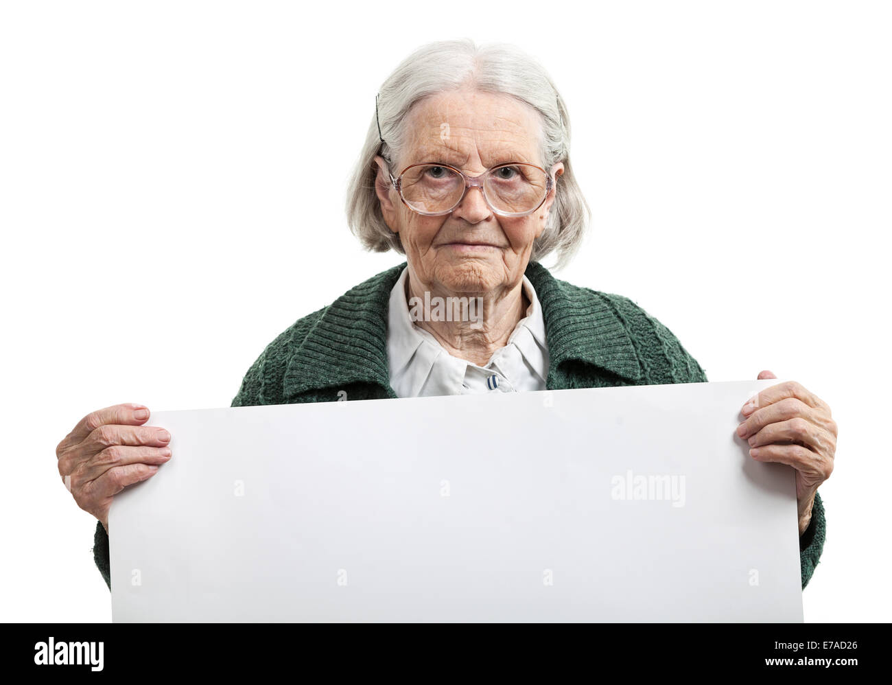 Heureux vieille dame tenant une feuille vierge dans la main sur fond blanc Banque D'Images