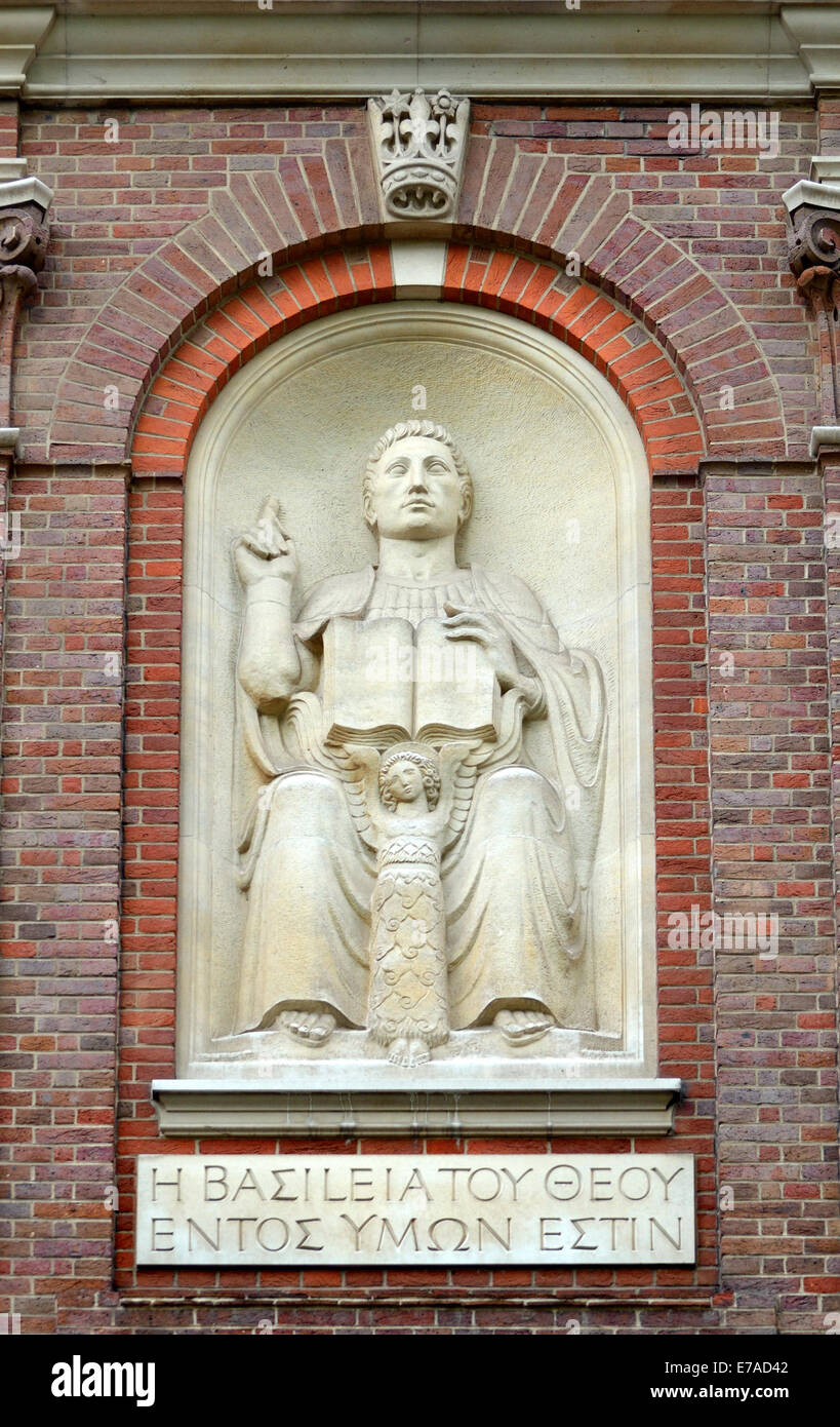 Londres, Angleterre, Royaume-Uni. Church House, Dean's Yard, Westminster. Statue sur la façade représentant le prophète / La Foreseer du Banque D'Images