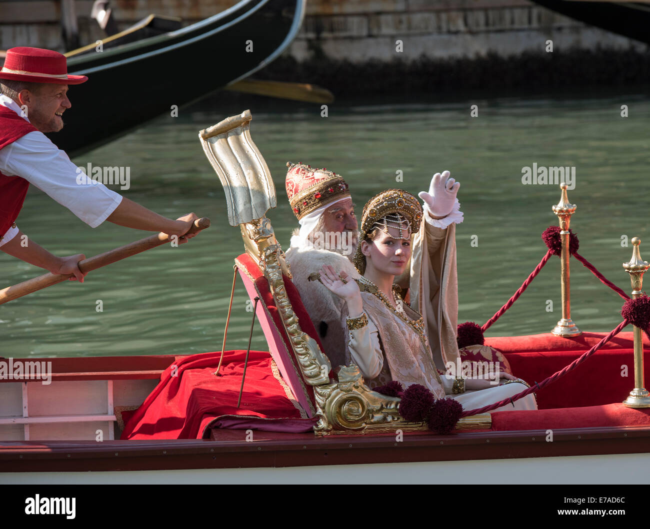Couple habillé comme Doge et Dogaressa sur une gondole à la Régate Historique, Venise, Italie Banque D'Images