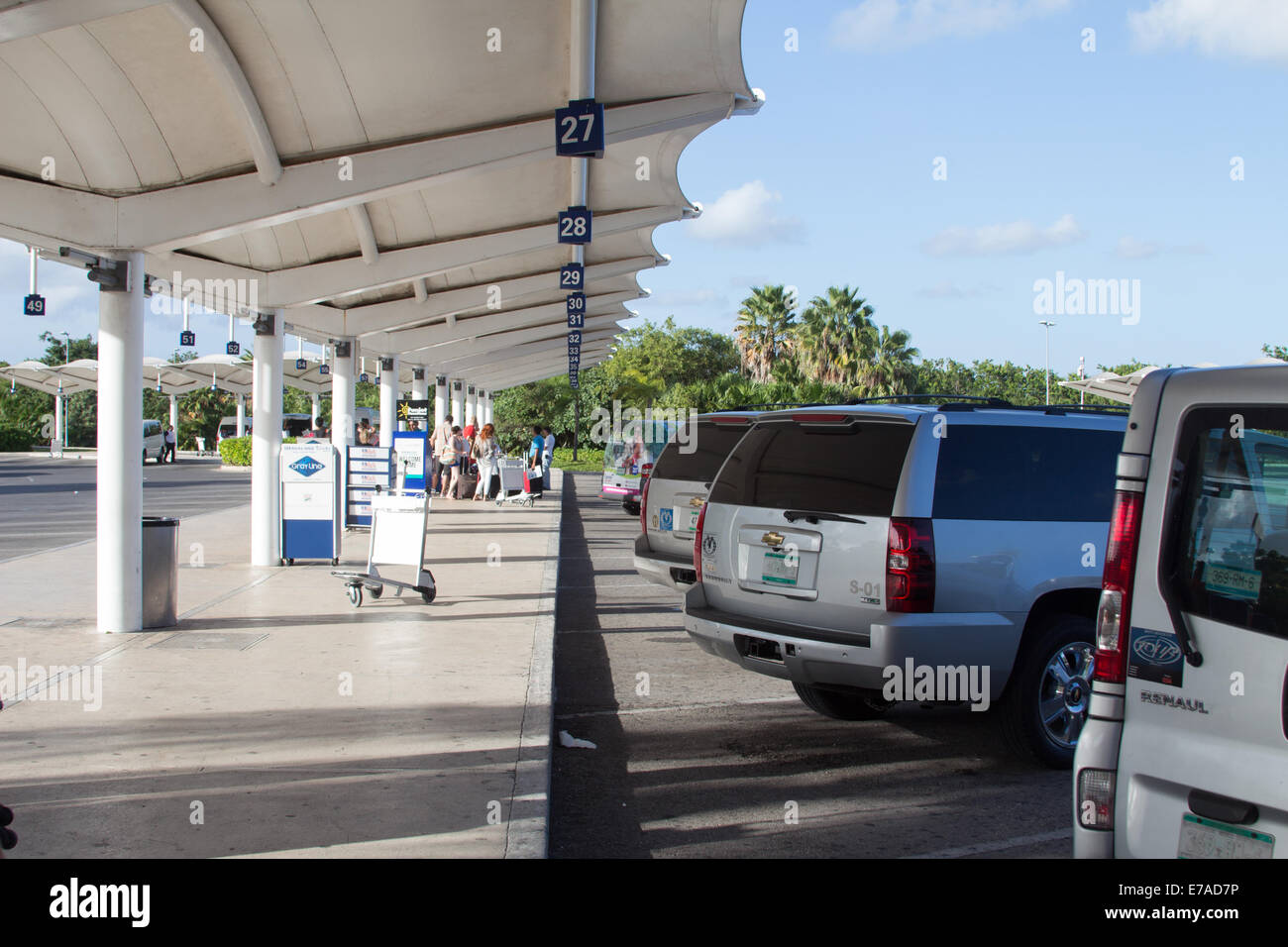 Zone d'attente de taxi à l'extérieur de l'Aéroport International de Cancun Banque D'Images