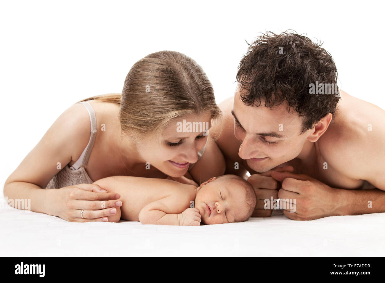 Young caucasian couple avec un garçon de la semaine sur fond blanc Banque D'Images