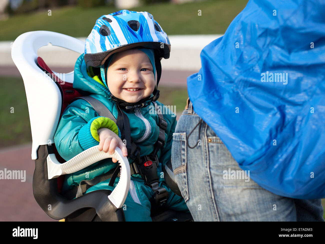 Petit garçon dans le siège vélo derrière père Banque D'Images