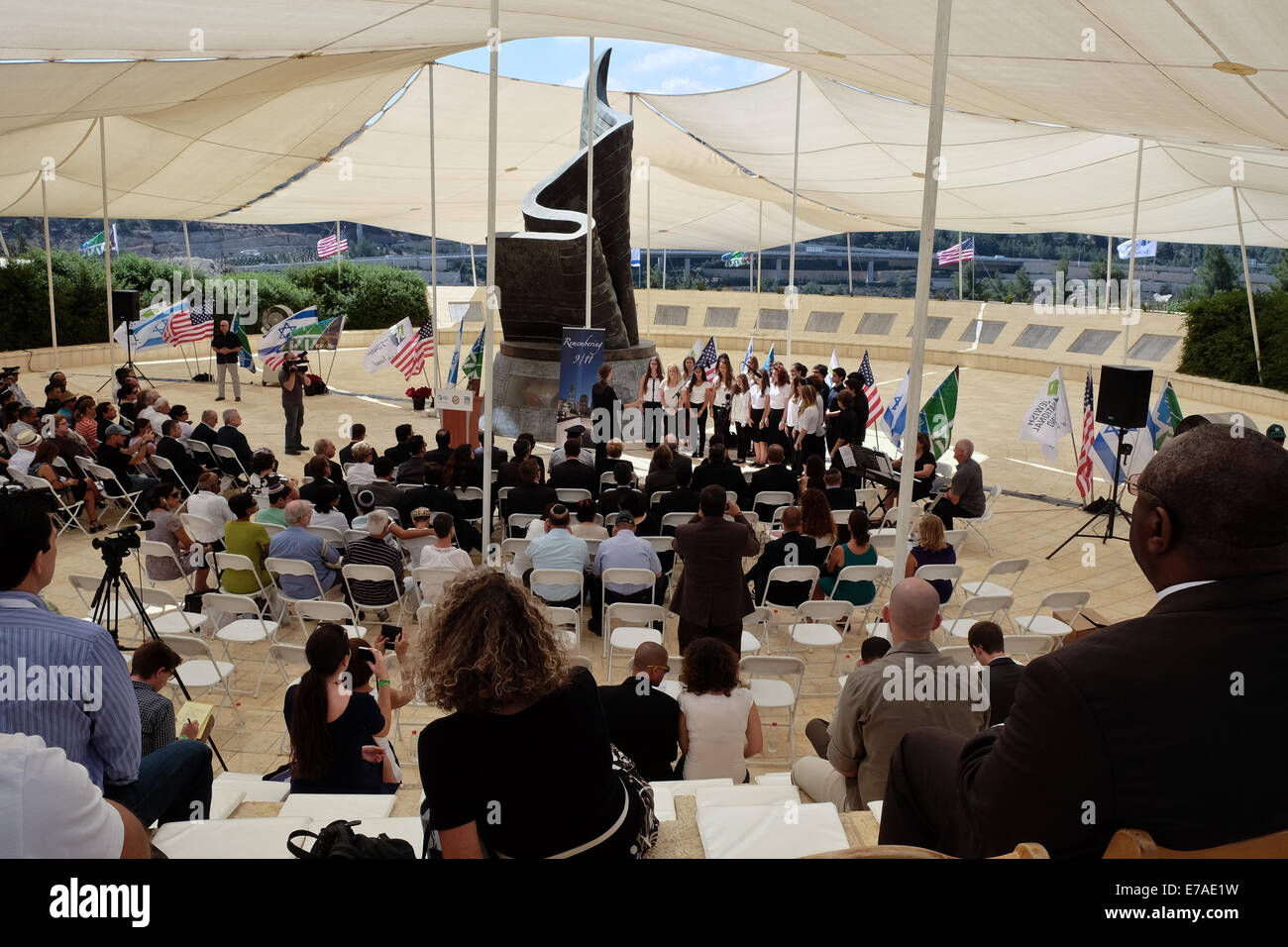 Jérusalem. 11 Septembre, 2014. Israël a commémoré la mémoire des victimes de l'attaque terroriste du 11 septembre lors d'une cérémonie à la '9/11 mémorial vivant', conçu par l'artiste israélien Eliezer Weishoff, en forme de drapeau américain dans le vent et se transformer en feu. Credit : Alon Nir/Alamy Live News Banque D'Images