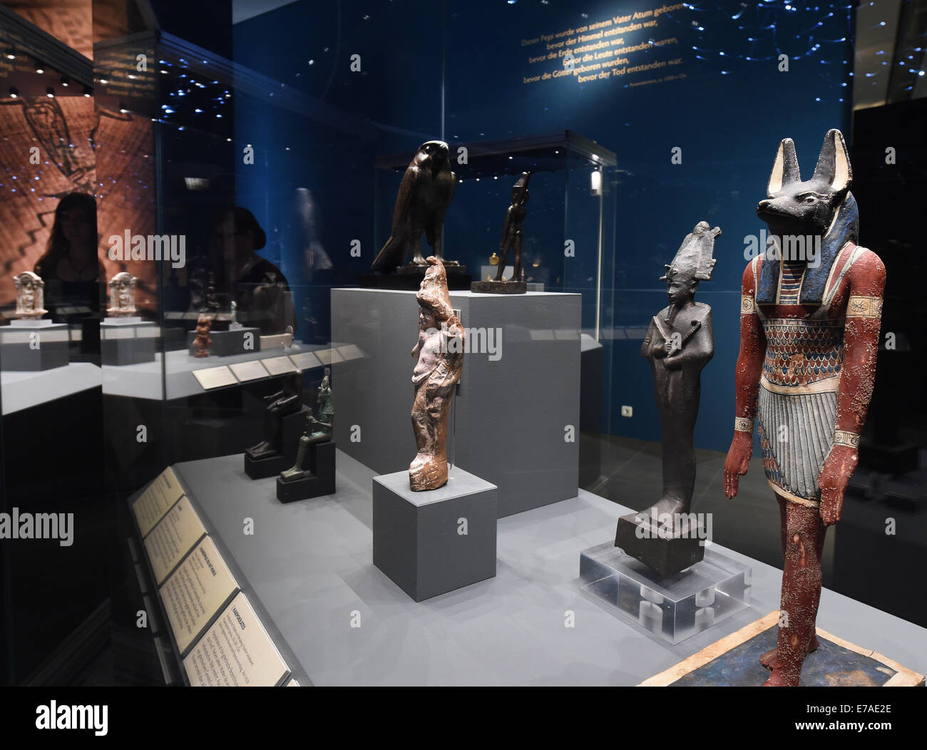 Hildesheim, Allemagne. Sep 11, 2014. Les statues d'Anubis, Osiris, Horus et Harpokrates (R-L), l'un des 170 pièces exposées dans l'exposition spéciale 'Die Entstehung der Welt - Aegyptens letzter Schoepfungsmythos' (la création du monde - Egypt's last le mythe de la création), à la Roemer-und Pelizaeus-Museum à Hildesheim, Allemagne, 11 septembre 2014. Photo : HOLGER HOLLEMANN/dpa/Alamy Live News Banque D'Images