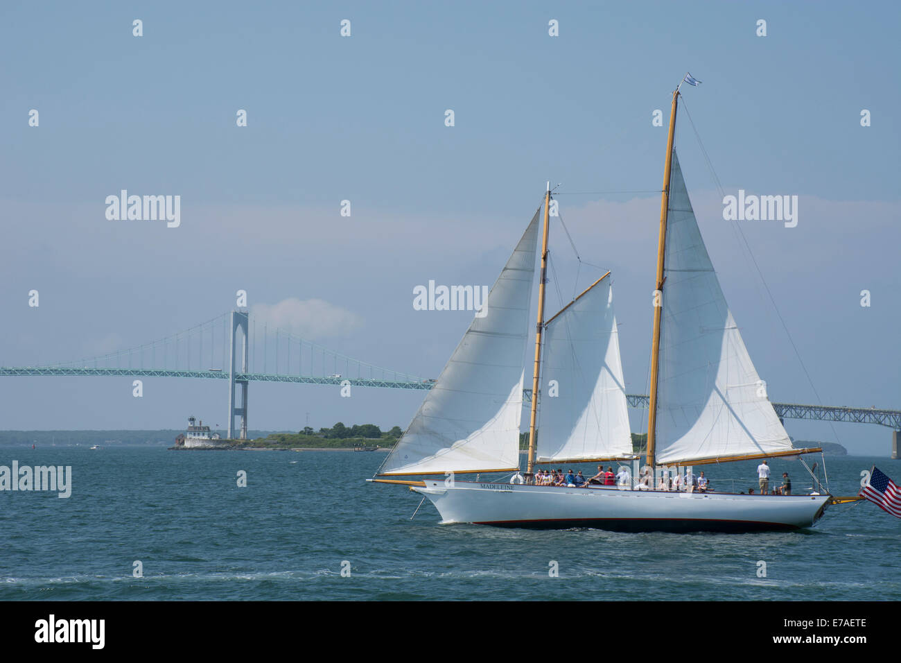 Newport, Rhode Island. La goélette de 72 pieds de yacht à voile, Madeleine, la voile sur la baie de Narragansett. Rose Island Lighthouse. Banque D'Images