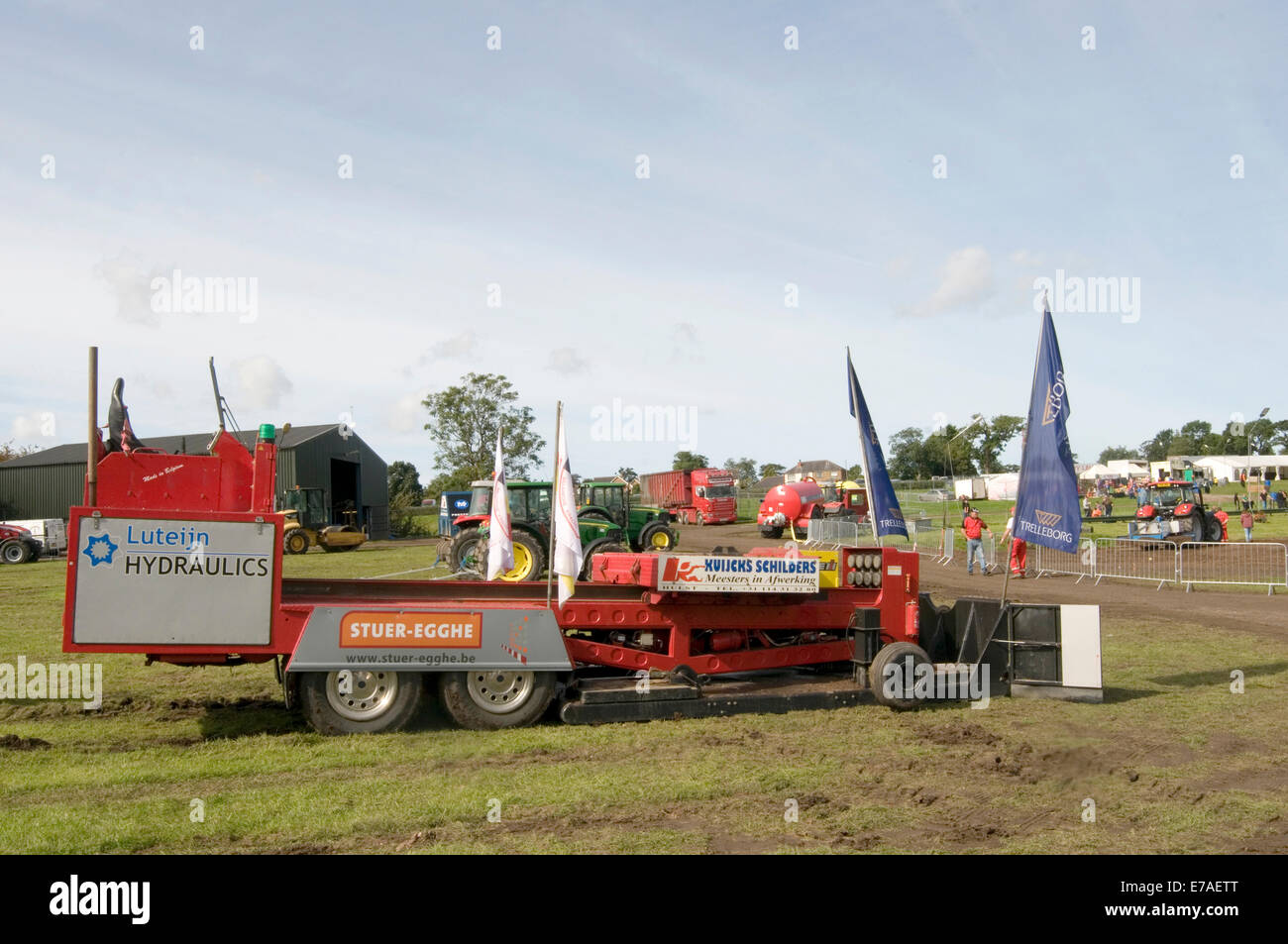 Le tracteur tirant des traîneaux traîneau lourd poids masse poids extracteur Banque D'Images