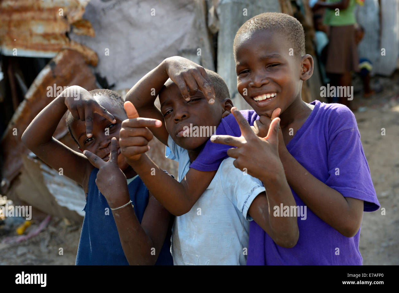 Trois garçons posant avec des gestes sauvages, Camp de réfugiés du séisme d'Icare, Fort National, Port-au-Prince, Haïti Banque D'Images