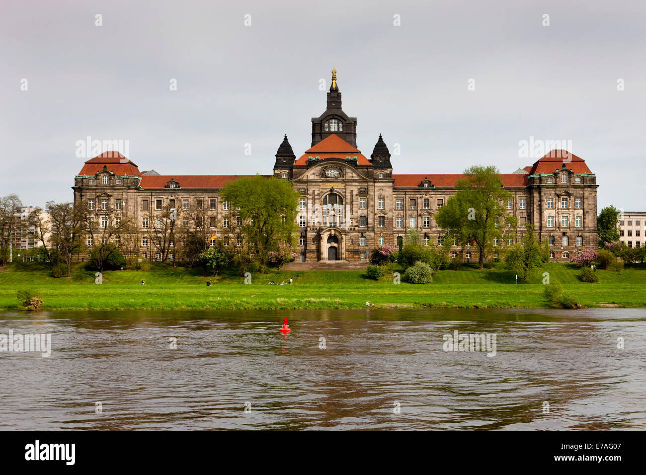 Sächsische Staatskanzlei ou Saxon Chancellerie d'Etat, l'Elbe à l'avant-plan, Dresde, Saxe, Allemagne Banque D'Images