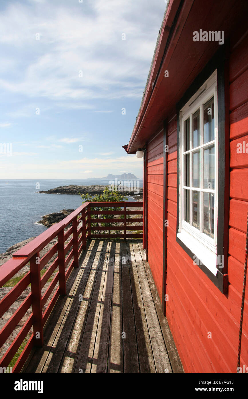 Maison en bois rouge norvégienne typique par la mer, Moskenes, Lofoten, Norvège, Scandinavie Banque D'Images