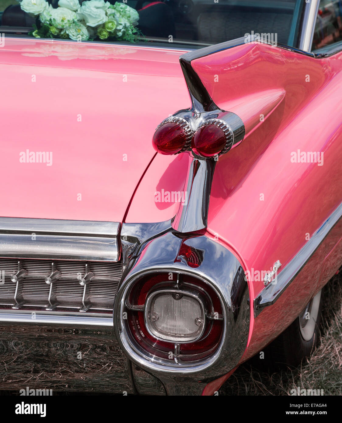 Une vue arrière d'une Cadillac rose vintage motor car. Banque D'Images