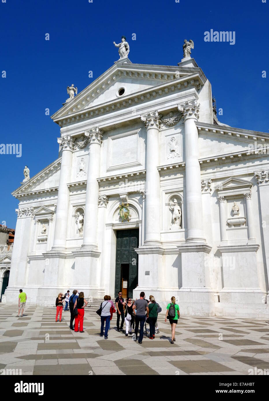 Les touristes à l'extérieur de San Giorgio Maggiore à Venise, Italie Banque D'Images