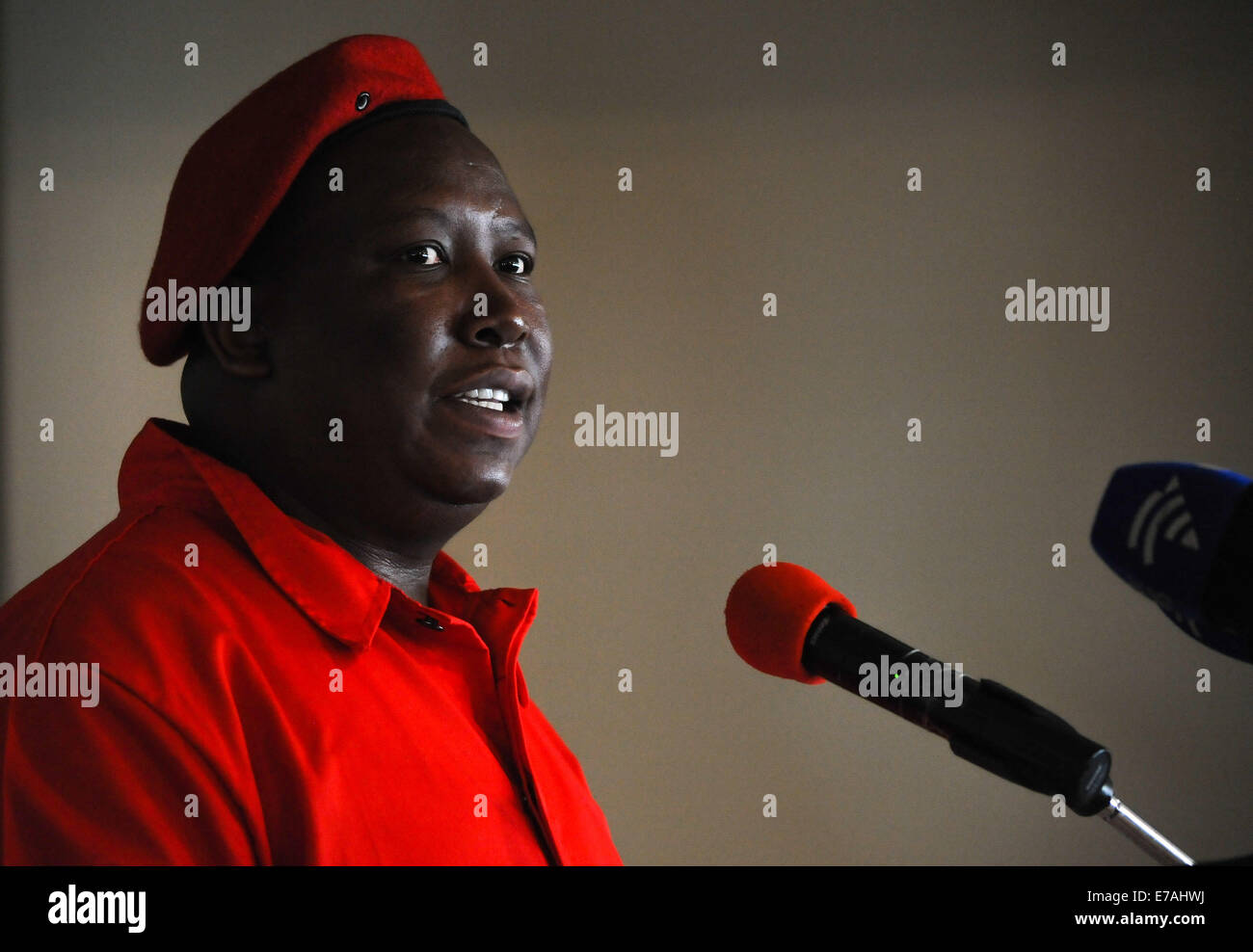 Cape Town, Afrique du Sud. 11 Septembre, 2014. Julius Malema, chef de l'Economic Freedom Fighters (FEP), traite de la Cape Town Press Club à Kelvin Grove. Julius Sello Malema est le chef de l'Economic Freedom Fighters, un mouvement politique d'Afrique du Sud, qu'il a fondé en juillet 2013. Il a été président de la Ligue des jeunes du Congrès national africain de 2008 à 2012. Malema a été membre de l'ANC jusqu'à son expulsion du parti en avril 2012. Credit : Roger Sedres/Alamy Live News Banque D'Images