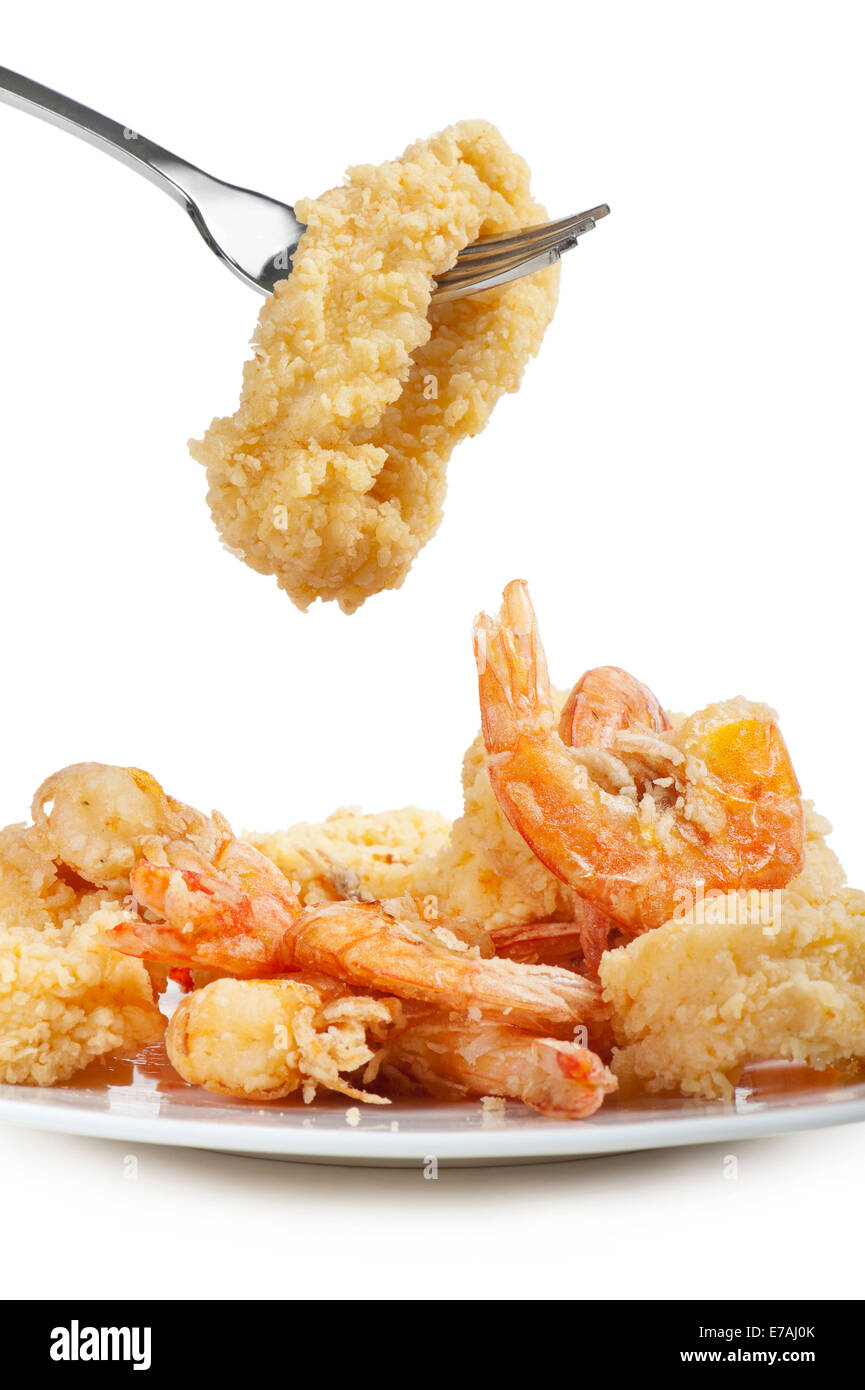 Assiette de friture de poissons sur fond blanc avec une fourchette Banque D'Images