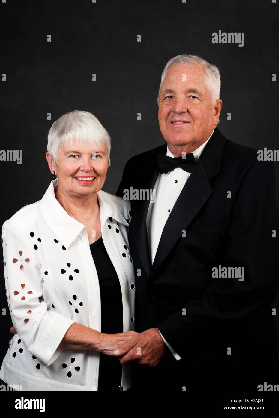 Un couple habillé pour une cravate noire Banque D'Images