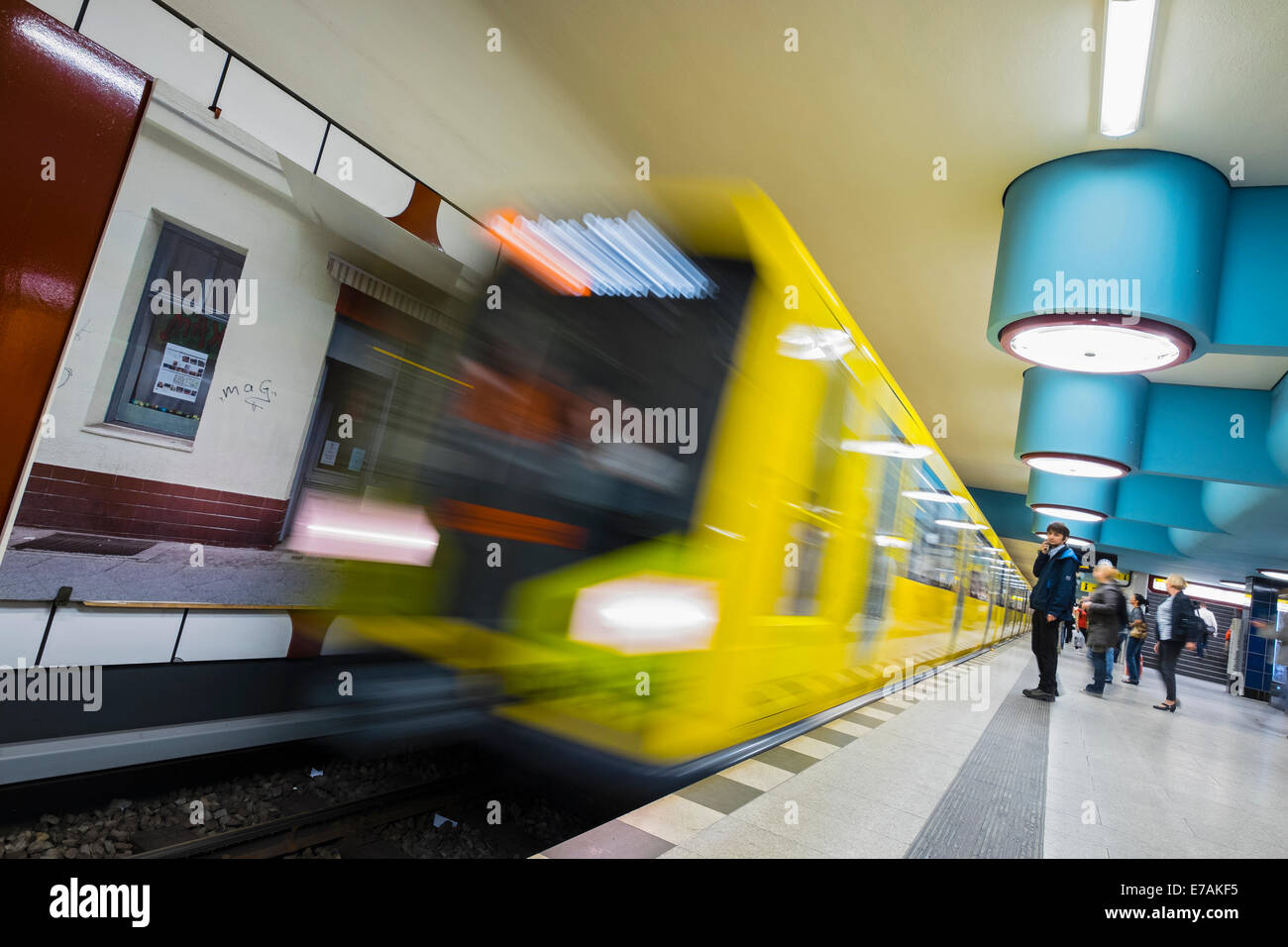 Train à quai à la station de métro Nauener Platz à Berlin Allemagne Banque D'Images