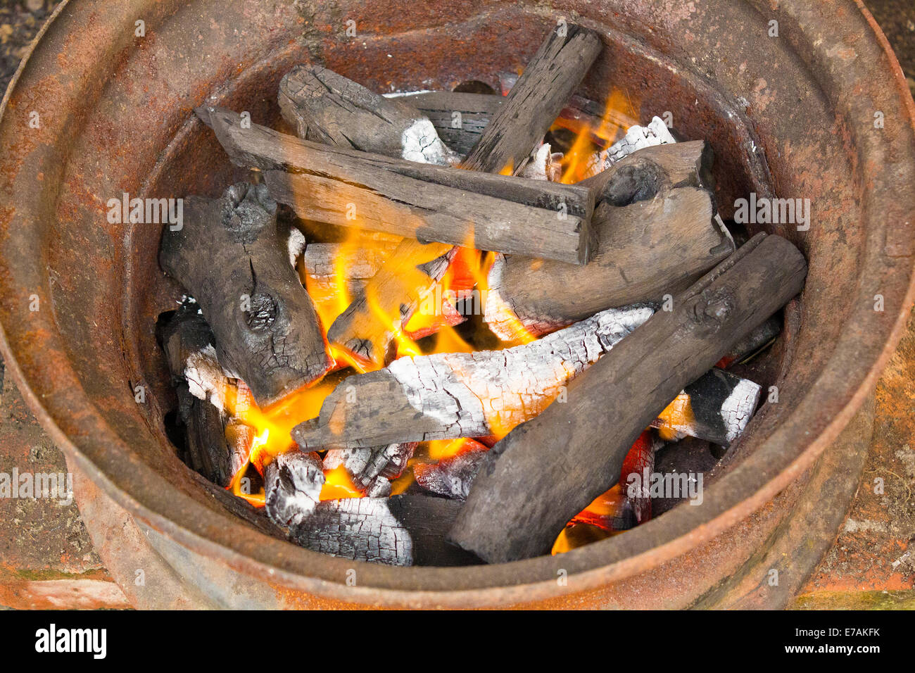 Le charbon de bois brûlant à bord métallique Banque D'Images