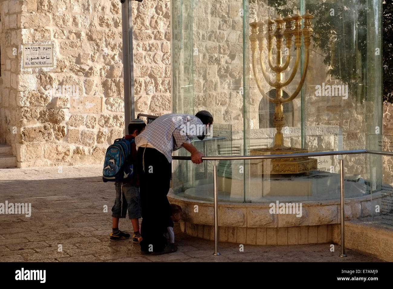 Les juifs religieux d'inspecter la menorah en or massif massif affiché à l'intérieur un étui transparent au quartier juif à Jérusalem-Est Israël. La menorah a été conçu après des années de recherche par les chercheurs de l'Institut du Temple, qui fils de grandes quantités de preuves archéologiques et sources textuelles. Il est fait de 45 kilogrammes d'Or Pur 24 carats et est évalué à plusieurs millions de dollars. Banque D'Images