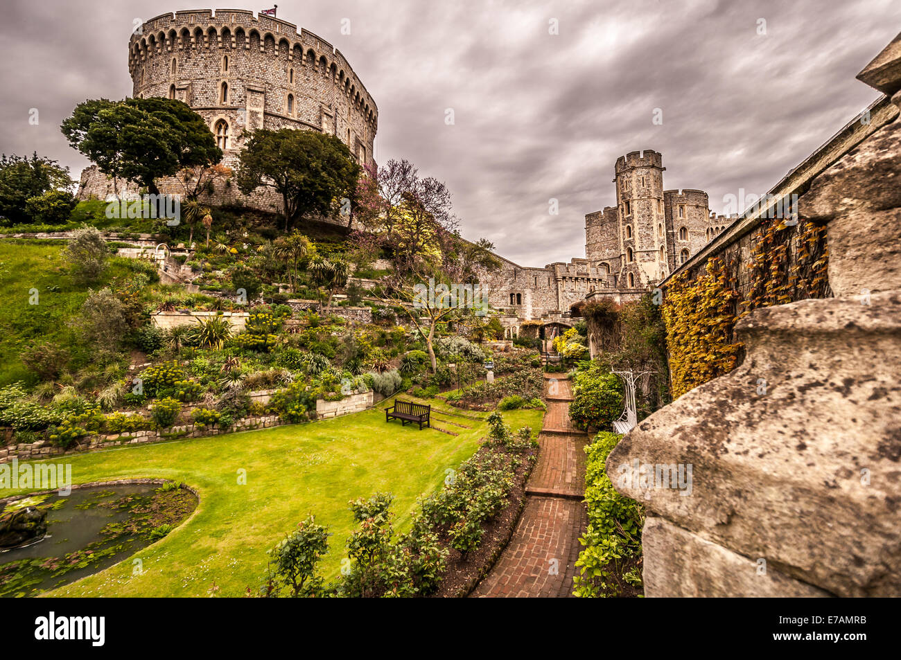 Une couleur des jardins et tour ronde du château de Windsor prises avec un objectif grand angle. Banque D'Images