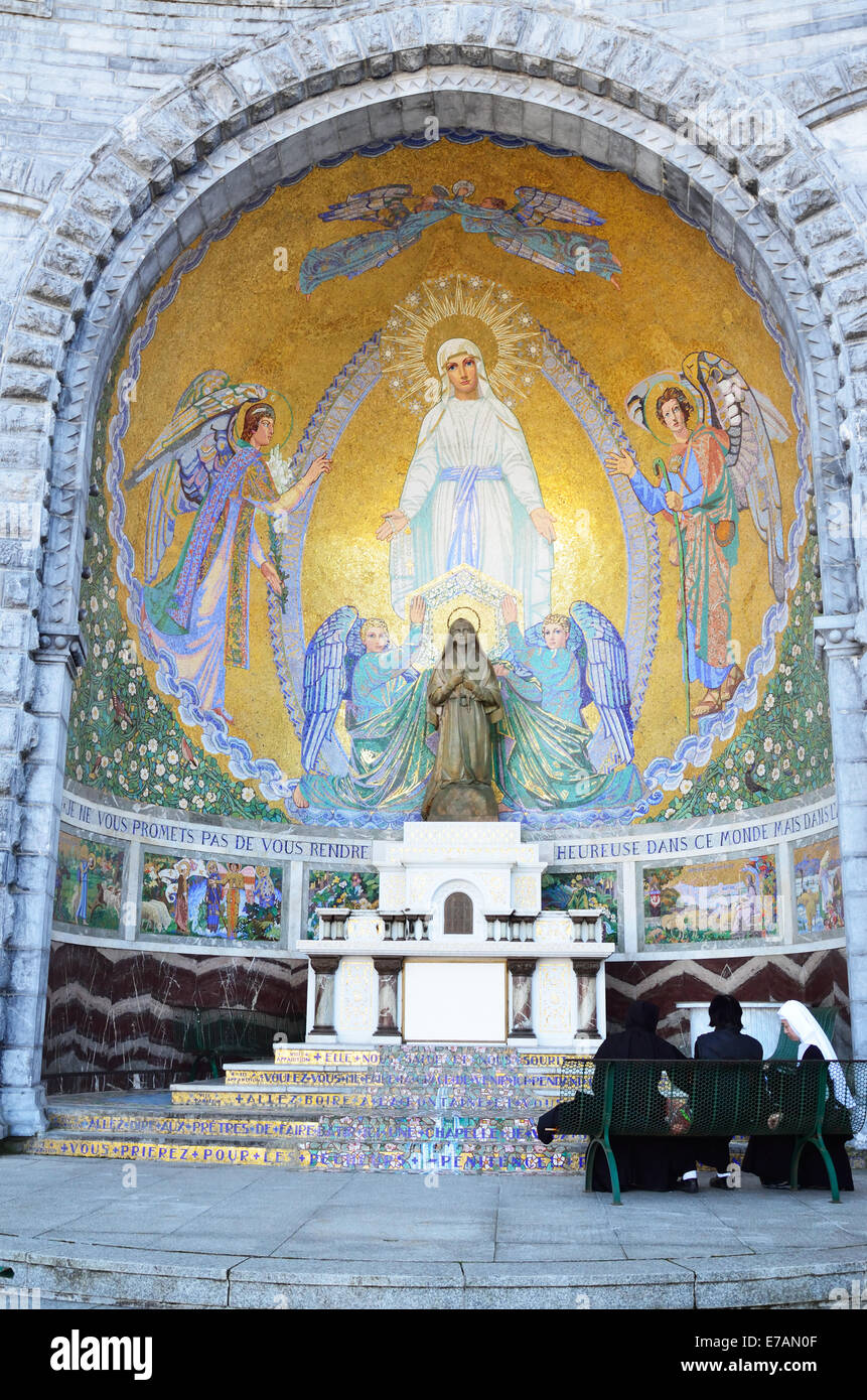 Les croyants en la chapelle extérieure, basilique du Rosaire Banque D'Images