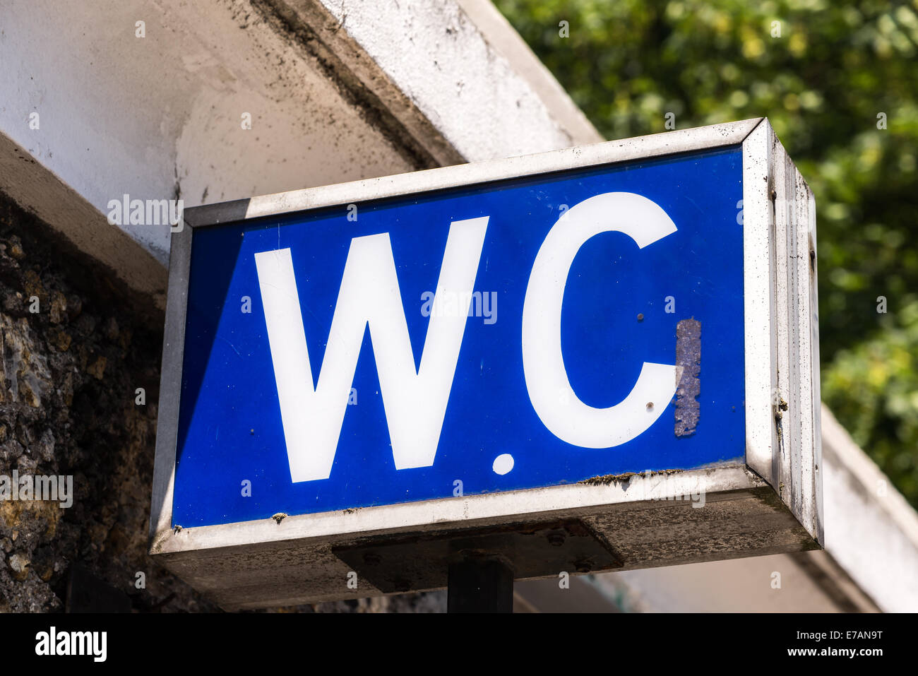 Un W.C. bleu signe montre l'entrée d'une salle de toilettes. Banque D'Images Un W.C. bleu signe montre l'entrée d'une salle de toilettes. Banque D'Images