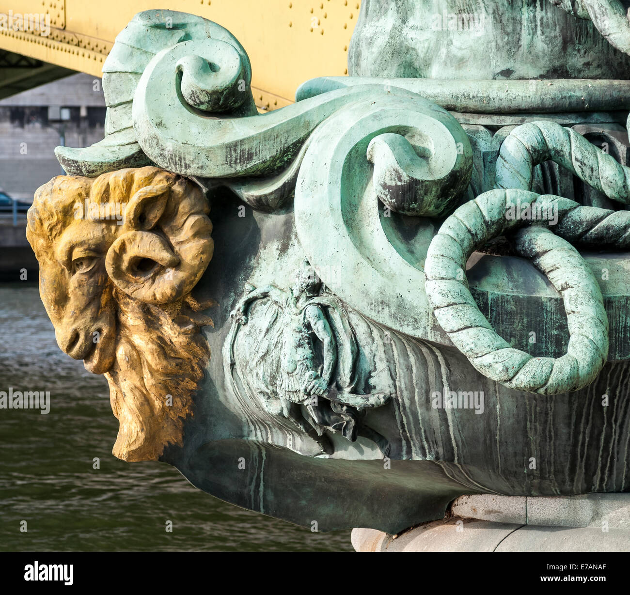 Un gros plan de la tête de vérin d'or sculpture sur Pont Mirabeau qui traversant la Seine à Paris France. Banque D'Images
