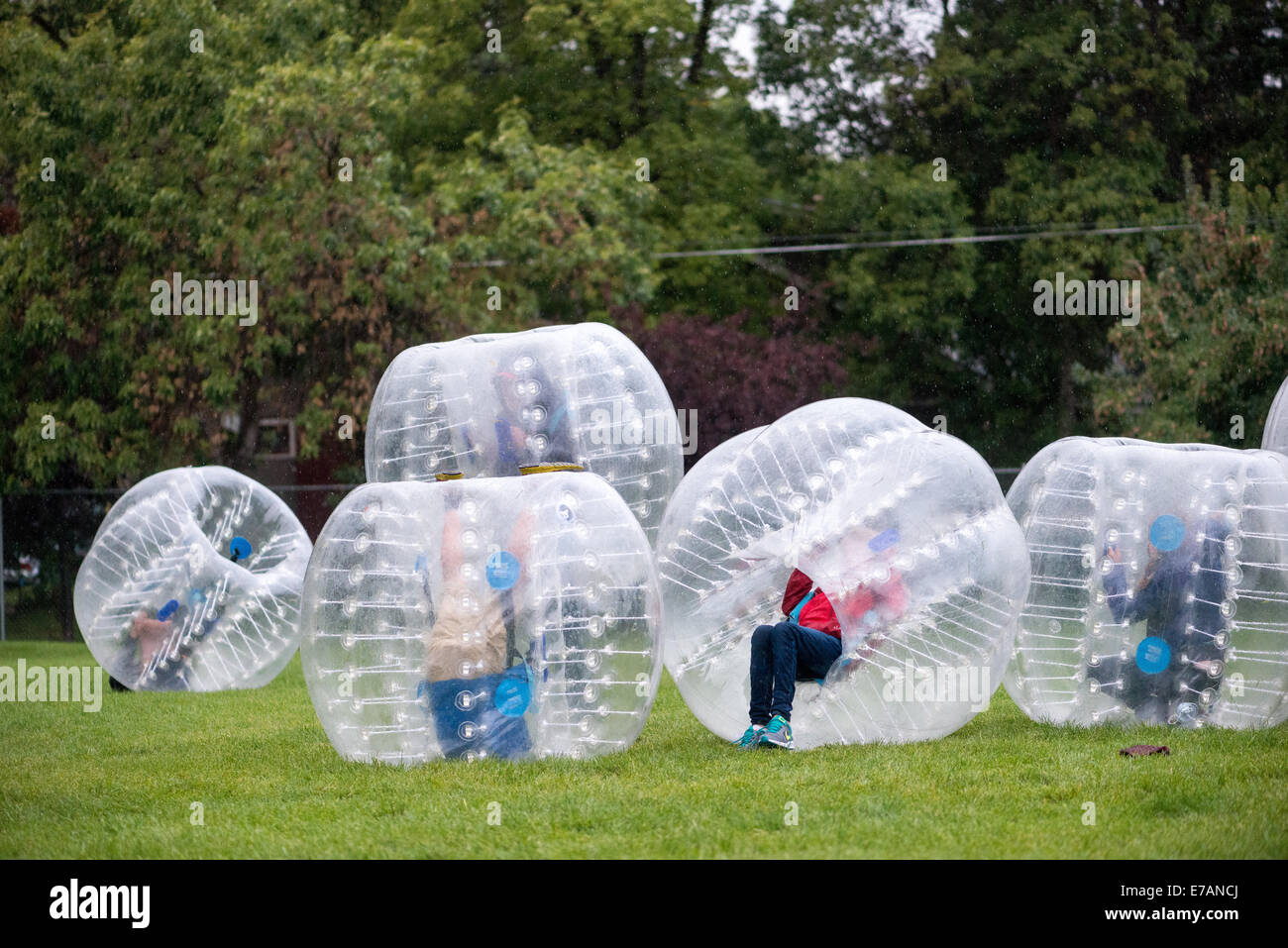 Le Montana, aux Etats-Unis. Sep 10, 2014. Les adolescents jouent dans bubble ball suits à Bozeman, au Montana, USA, mercredi soir, 10 Septembre, 2014. Convient à bulle sont nouveaux pour les États-Unis, mais ont été en Europe depuis plusieurs années. Crédit : Thomas Lee/Alamy Live News Banque D'Images