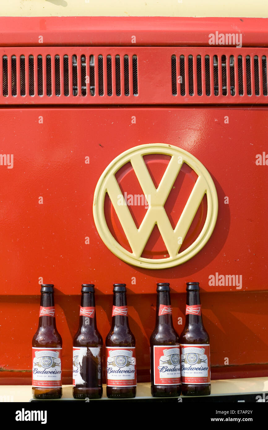 1971 Rouge Blanc VW camper van Volkswagen Écran partagé avec les bouteilles de bière Budweiser vide sur le bouclier Banque D'Images 1971 Rouge Blanc VW camper van Volkswagen Écran partagé avec les bouteilles de bière Budweiser vide sur le bouclier Banque D'Images