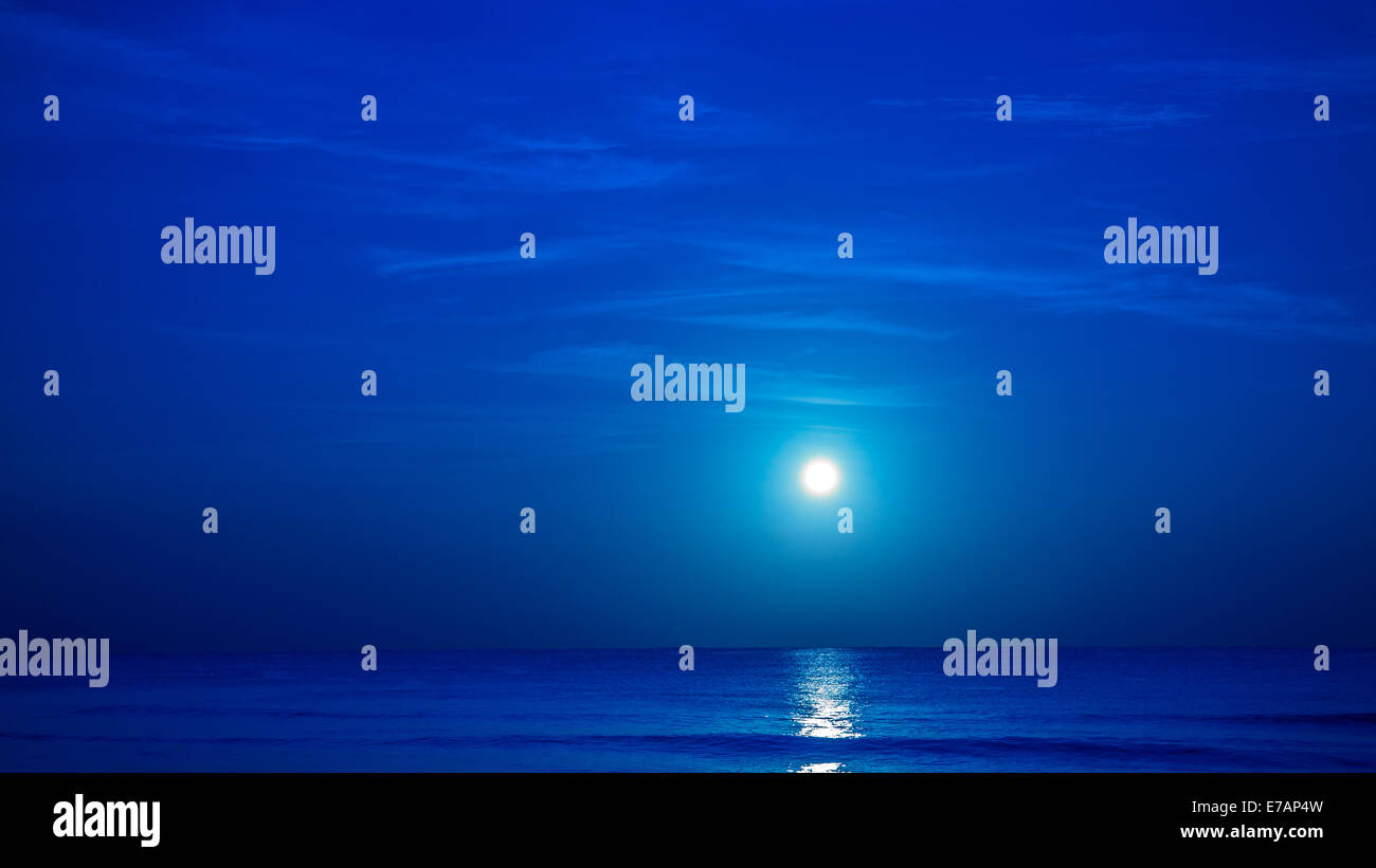 Lune sur la mer des Caraïbes, à Playa Del Carmen, Mexique Banque D'Images