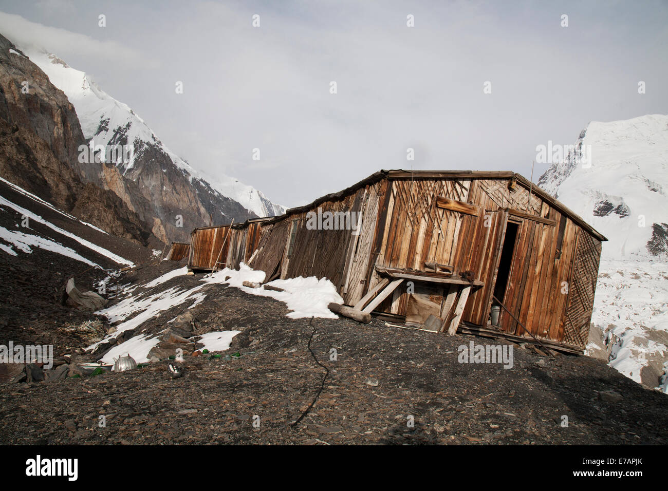 L'ancien abandonné Khan Tengri Camp de base au Kirghizistan. Banque D'Images