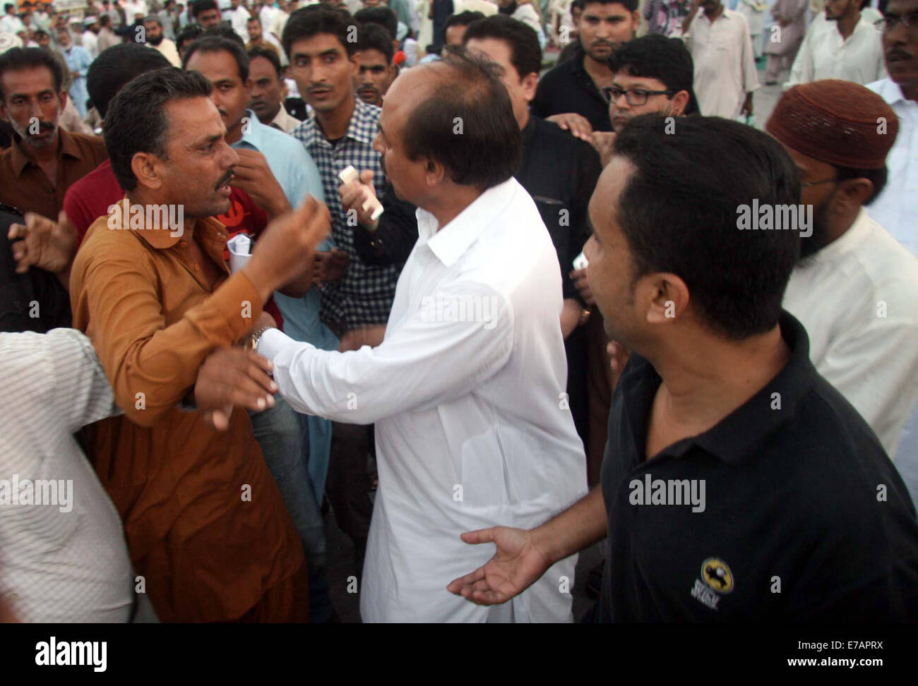 Karachi, Pakistan. Sep 11, 2014. Le ministre de l'éducation, Sindh, Nisar Khoro enseignant confronté après protestation refaire l'annonce pour avoir protesté contre les enseignants, au bassin de plaisance à Karachi le Jeudi, Septembre 11, 2014. Credit : Asianet-Pakistan/Alamy Live News Banque D'Images