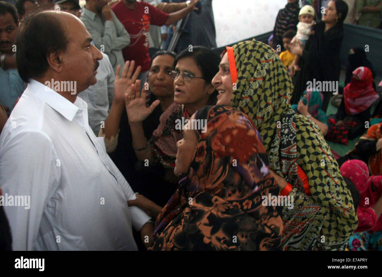 Karachi, Pakistan. Sep 11, 2014. Le ministre de l'éducation, Sindh, Nisar Khoro enseignant confronté après protestation refaire l'annonce pour avoir protesté contre les enseignants, au bassin de plaisance à Karachi le Jeudi, Septembre 11, 2014. Credit : Asianet-Pakistan/Alamy Live News Banque D'Images