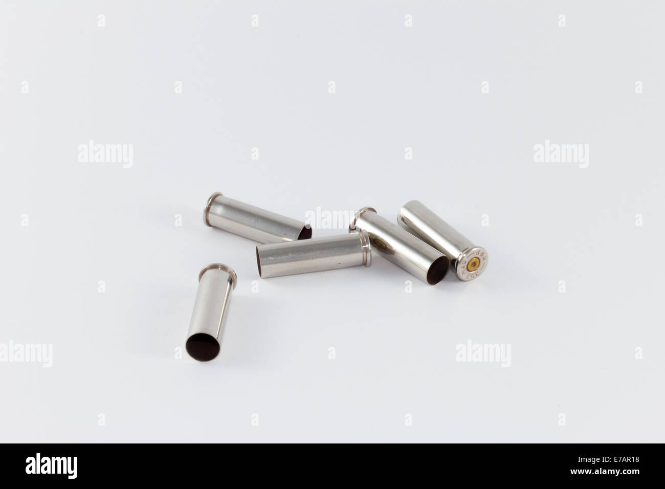 Cinq cas de cartouche tiré, calibre .357 Magnum, argent Banque D'Images
