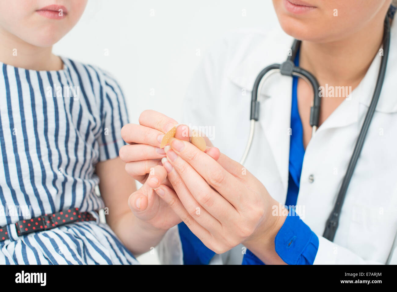 Médecin met pansement sur la doigt. Banque D'Images