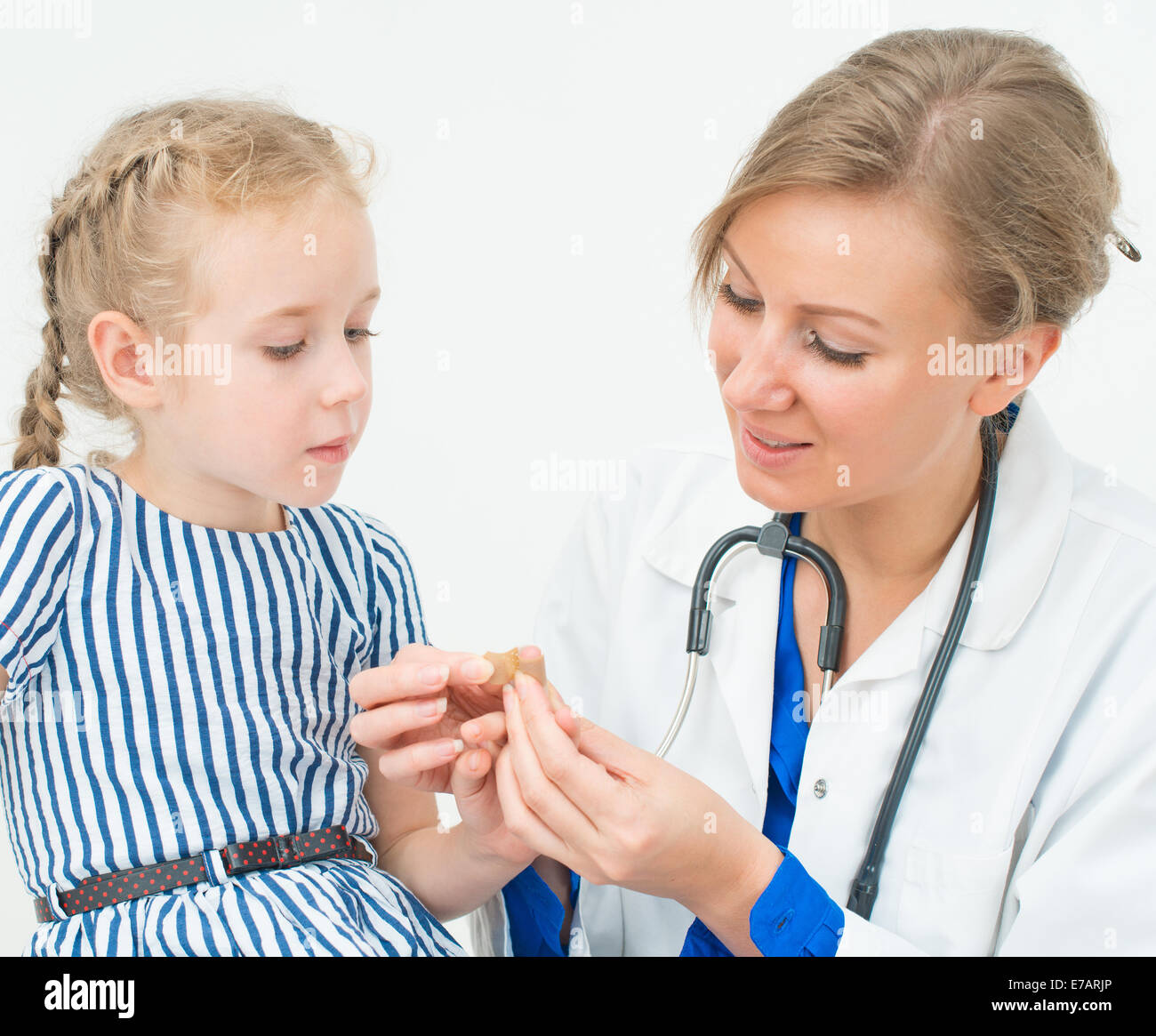 Médecin met pansement sur la doigt. Banque D'Images