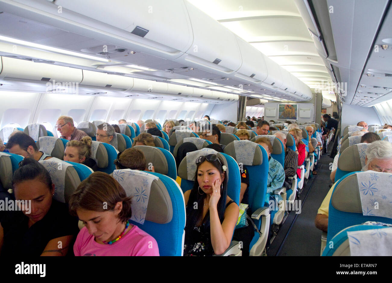 Les passagers à bord d'un Airbus 340 assis dans la cabine économique. Banque D'Images