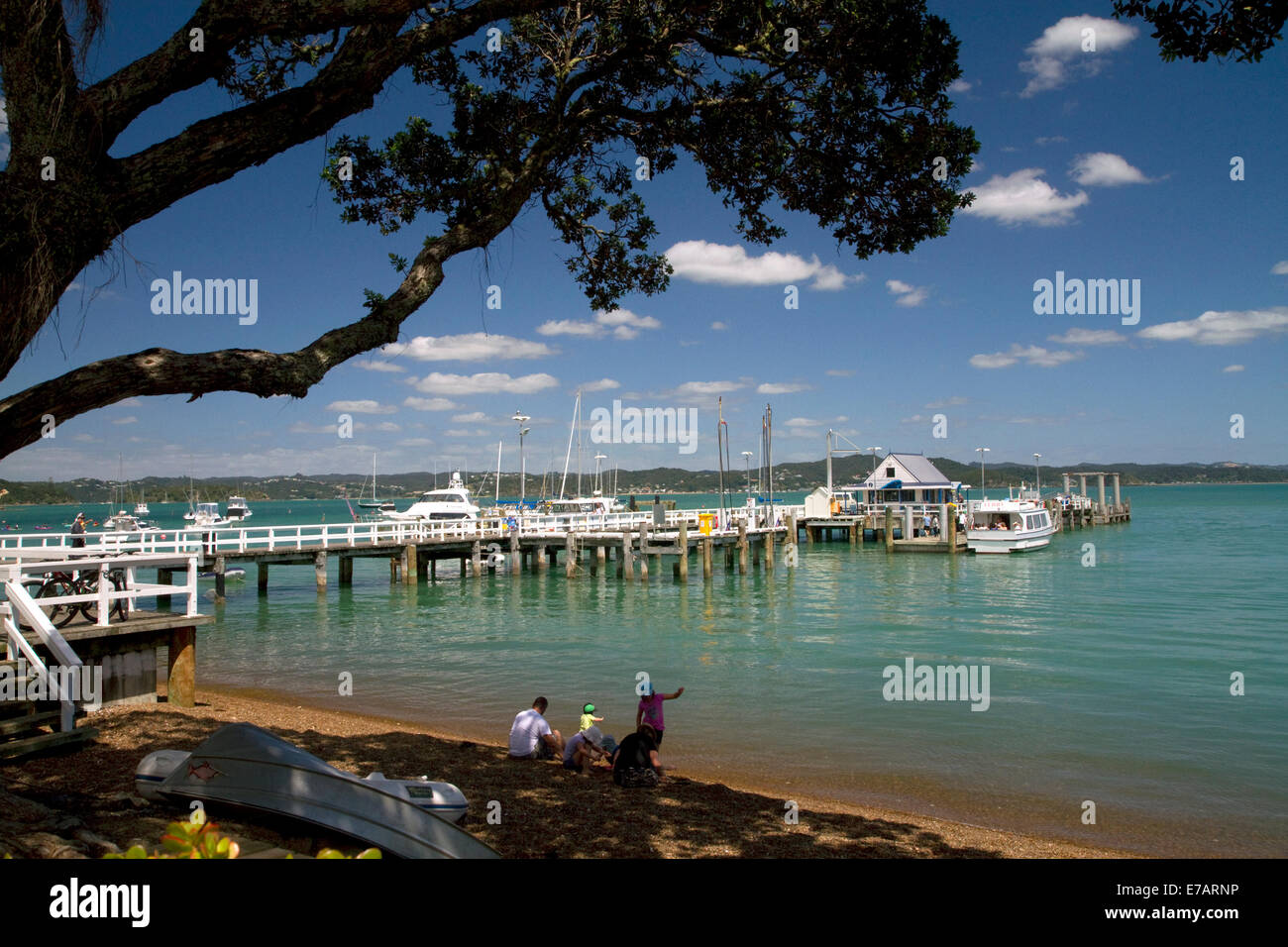 Pier et bateaux amarrés au bord de l'eau Ville de Russell sur la Bay of Islands, Île du Nord, en Nouvelle-Zélande. Banque D'Images