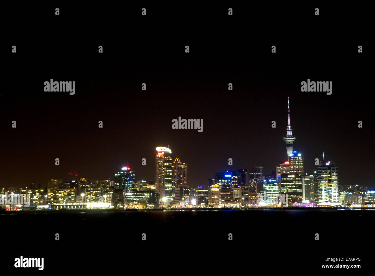 La nuit paysage urbain d'Auckland, île du Nord, en Nouvelle-Zélande. Banque D'Images