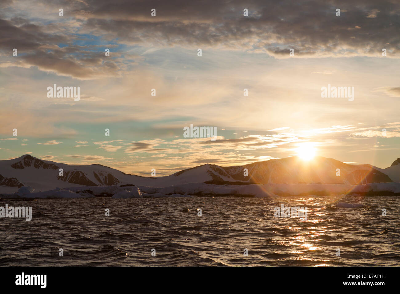 De soleil colorés à l'Île Stonington, Baie Marguerite, l'Antarctique Banque D'Images