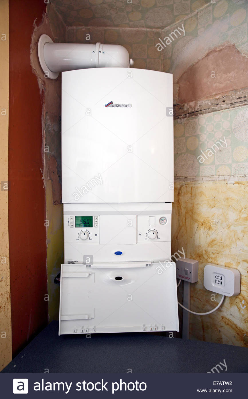 Gaz chaudière combi nouvellement installé avec capteur sans fil pour thermostat d Banque D'Images