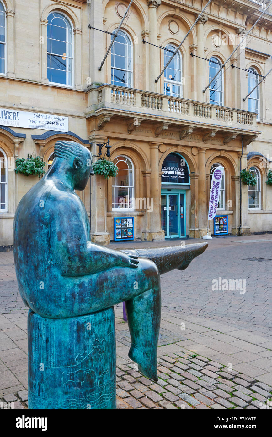 La chaussette ou Sock Statue homme par Shona Kinloch avec l'hôtel de ville en arrière-plan de Loughborough Leicestershire UK Market Place Banque D'Images