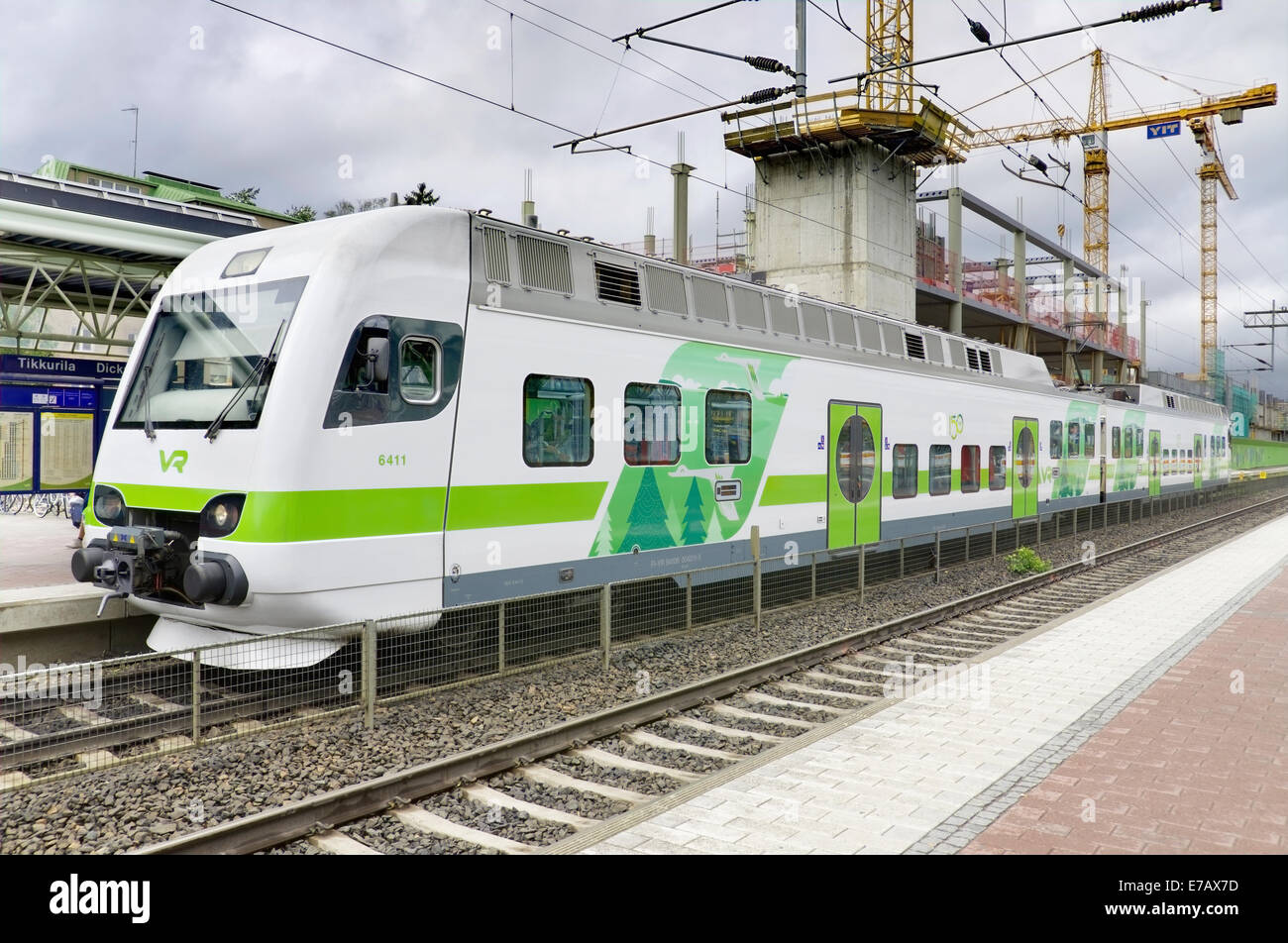 TIKKURILA, FINLANDE -27 juin : passagers moderne train à la gare de Tikkurila sur 27, juin 2013. Banque D'Images