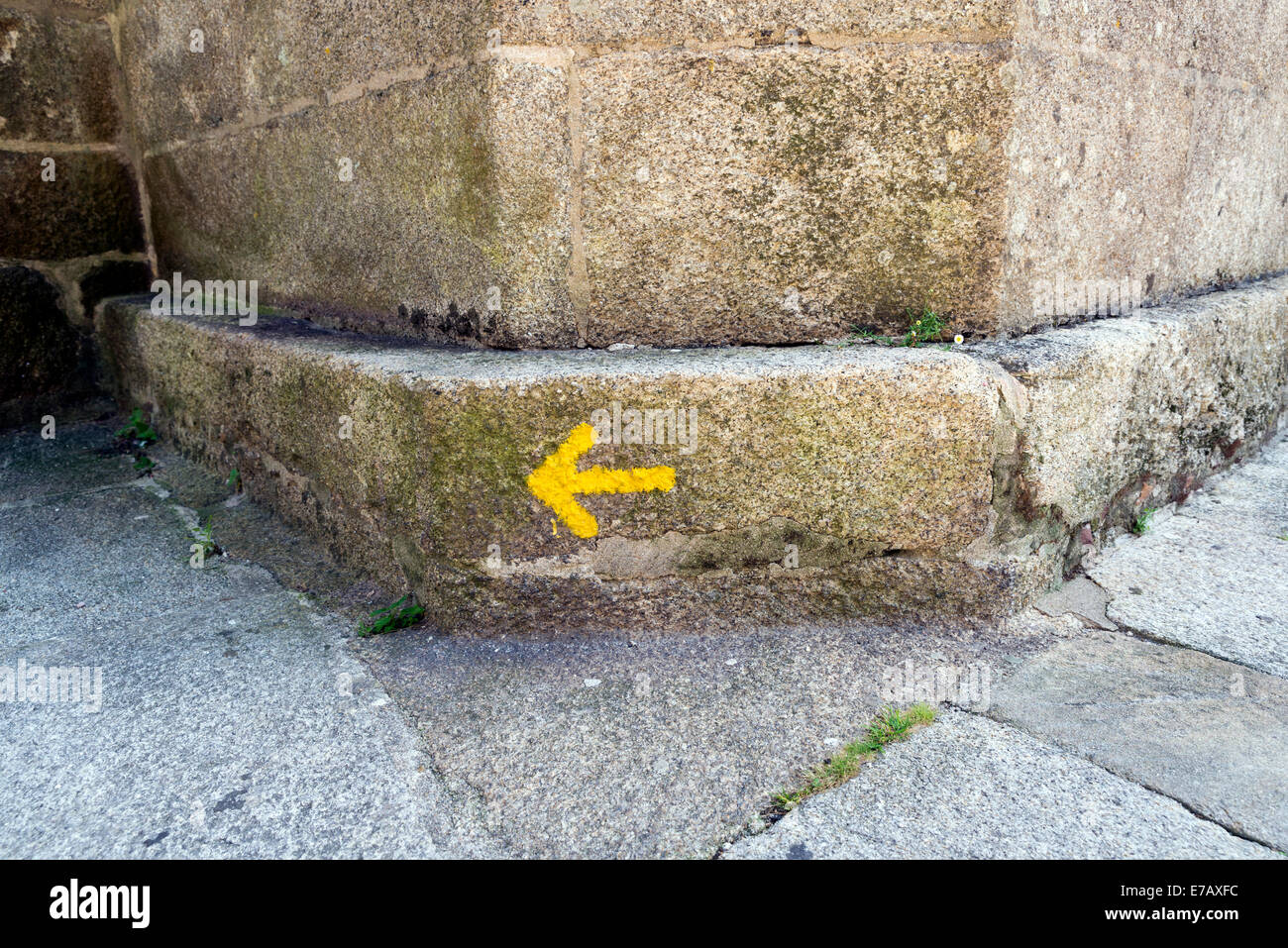 Waymarking typique sur le Chemin de Compostelle en Espagne, Europe, pèlerinage à longue distance Banque D'Images