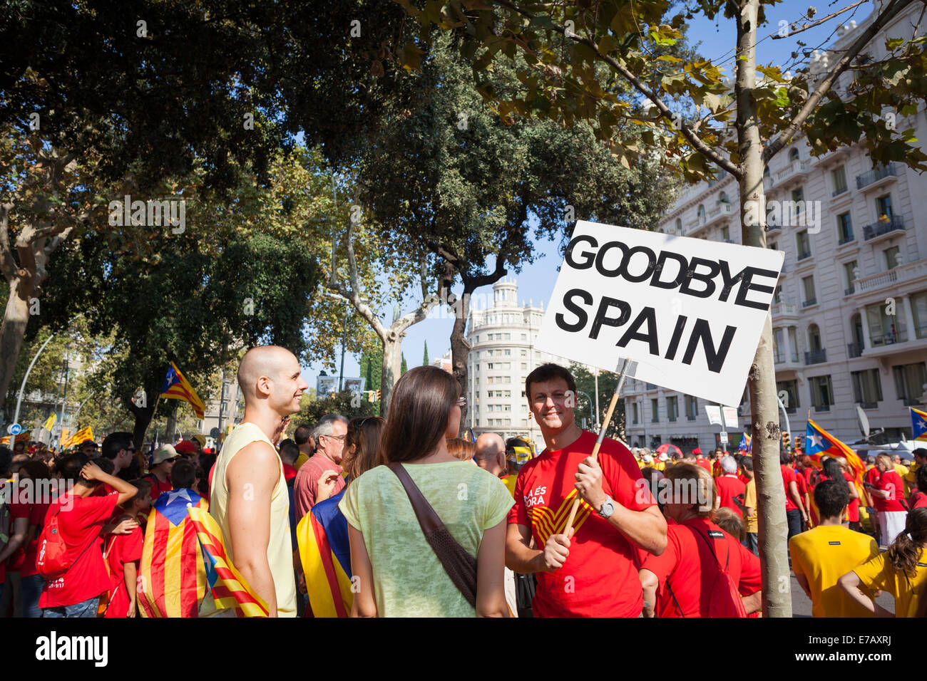 Barcelone, Catalogne, Espagne. 11 septembre 2014. Peuple Catalan avec un panneau et la queue pour former un 7-mile de long V pour vote sur le référendum d'autodétermination prévu le 9 novembre. Banque D'Images