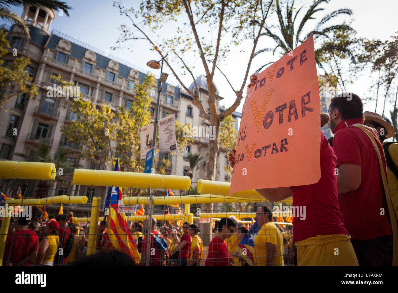 Barcelone, Catalogne, Espagne. 11 septembre 2014. Peuple Catalan avec un panneau et la queue pour former un 7-mile de long V pour vote sur le référendum d'autodétermination prévu le 9 novembre. Banque D'Images