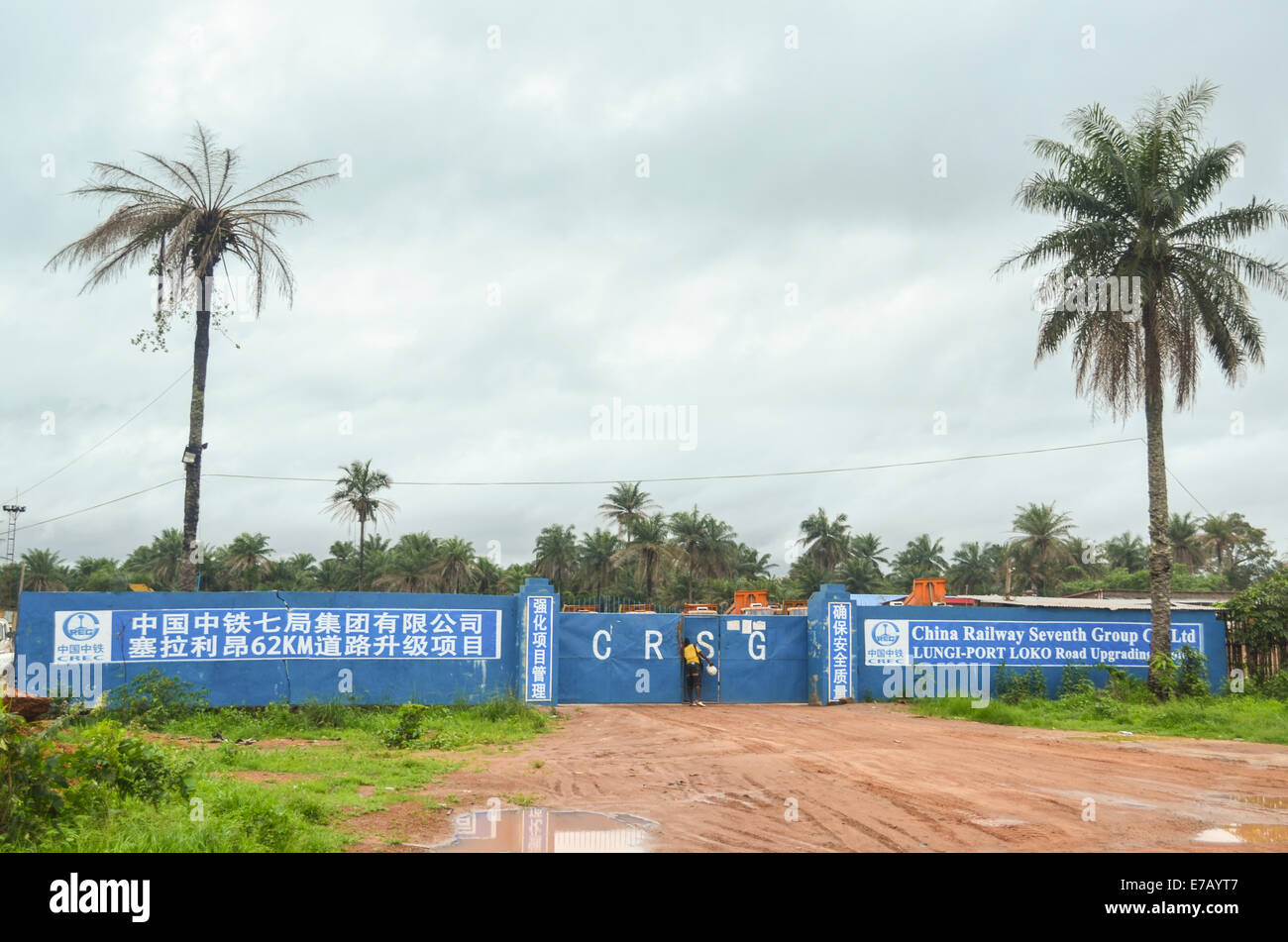 Le groupe chinois de la construction, de la Sierra Leone, l'Afrique. China Railway septième groupe rénové la route et chemin de fer Port Loko - Lungi Banque D'Images