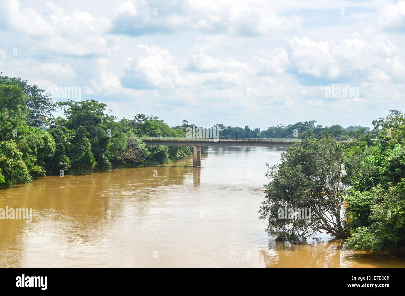 Un pont solide sur une rivière de l'eau marron en Sierra Leone, l'Afrique Banque D'Images