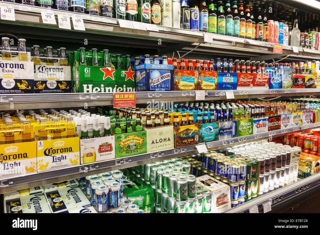 https://c8.alamy.com/compfr/e7b128/hawaii-honolulu-hawai-waikiki-beach-magasins-abc-a-linterieur-de-laffichage-interieur-vente-de-bouteilles-de-boissons-alcoolisees-biere-6-packs-heineken-light-corona-e7b128.jpg